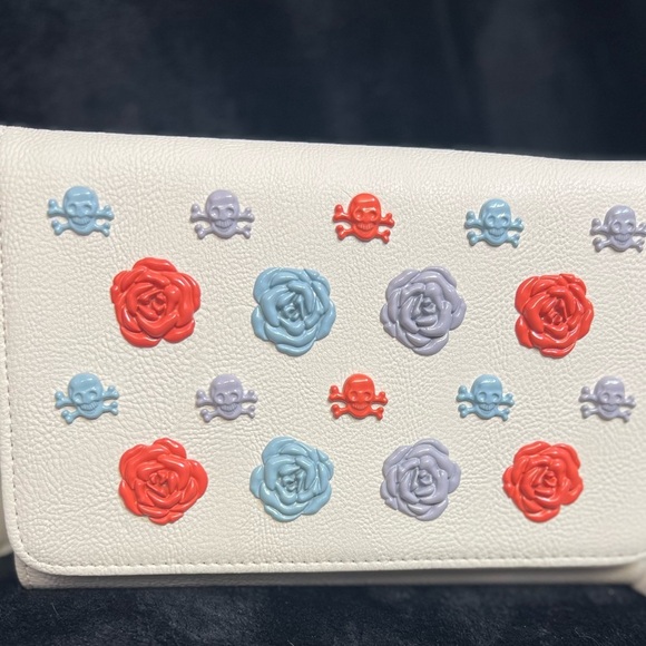 ☠️💜BETSEY JOHNSON XOSYBIL
ROSE & SKULL CROSSBODY BAG💜☠️NWT - Picture 11 of 15